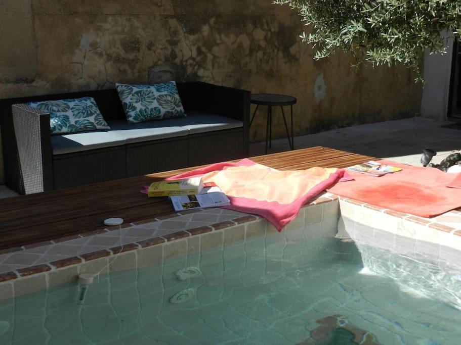 Le Maset Des Aires Avec Vue Sur Le Luberon Et Son Jacuzzi Exterieur Disponible De Juin A Mi-Septembre Maubec  Exterior foto