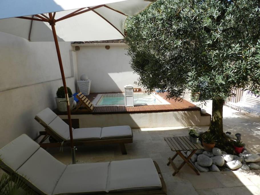 Le Maset Des Aires Avec Vue Sur Le Luberon Et Son Jacuzzi Exterieur Disponible De Juin A Mi-Septembre Maubec  Exterior foto